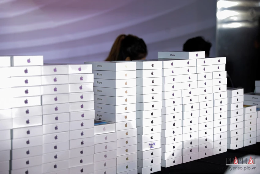 Nhà phân phối buộc phải nhập kèm ‘lạc’ nếu muốn nhập iPhone. Ảnh: TIỂU MINH