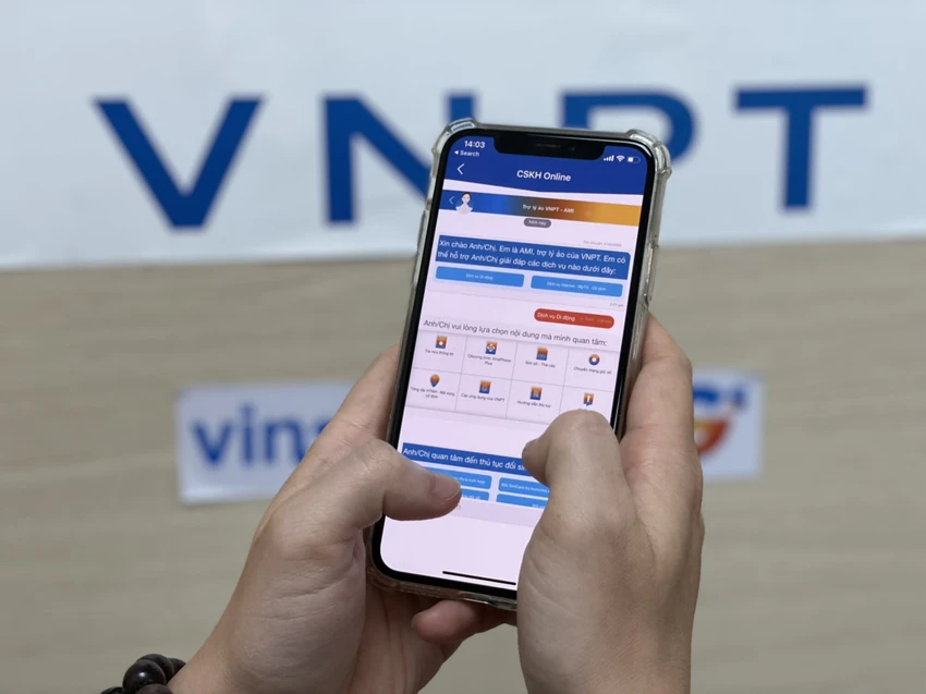Trao đổi với trợ lý ảo AMI trên điện thoại. Ảnh: VNPT