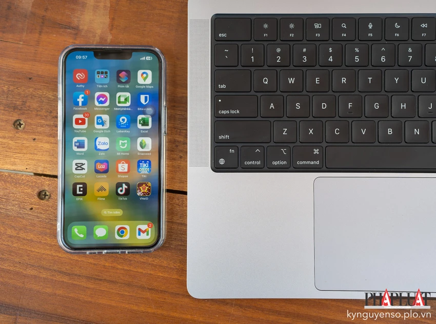 Sử dụng Face ID hoặc Touch ID để tăng cường bảo mật iPhone. Ảnh: TIỂU MINH