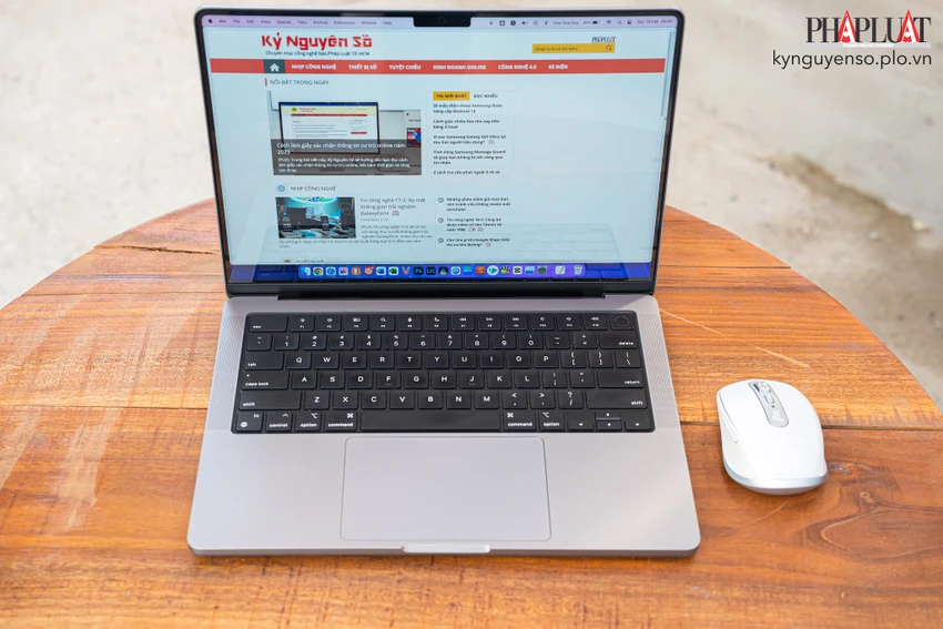 MacBook Pro 14 inch hiện đang được giảm giá mạnh tại các hệ thống bán lẻ. Ảnh: TIỂU MINH