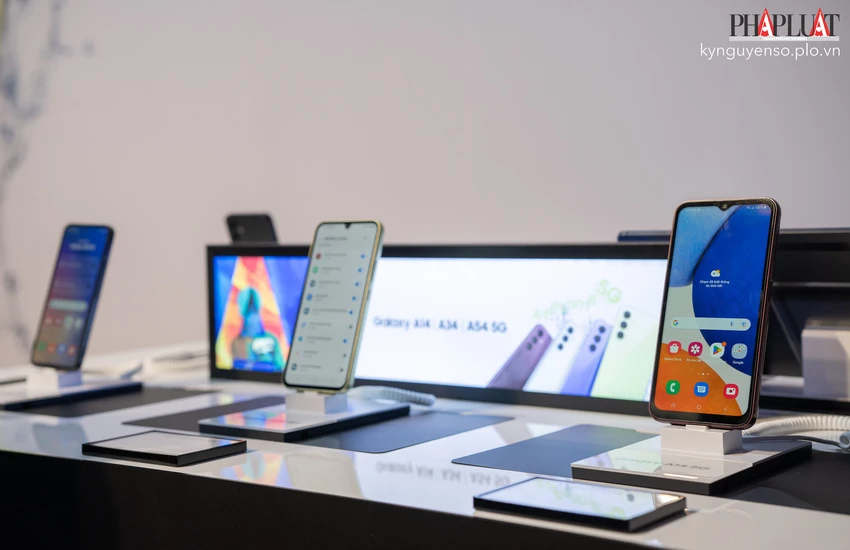 galaxy-a54-vs-a34 Galaxy A54 và A34 có thiết kế gần như tương tự nhau. Ảnh: TIỂU MINH