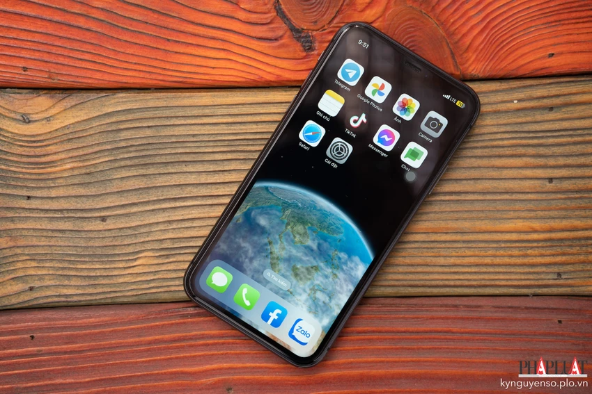kiem-tra-be-ngoai-iphone-co-tray-xuoc-hay-khong Kiểm tra bề ngoài iphone có trầy xước hay không. Ảnh: TIỂU MINH