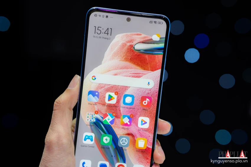 Dù có mức giá rẻ nhưng Note 12 vẫn được trang bị màn hình AMOLED 120 Hz. Ảnh: TIỂU MINH