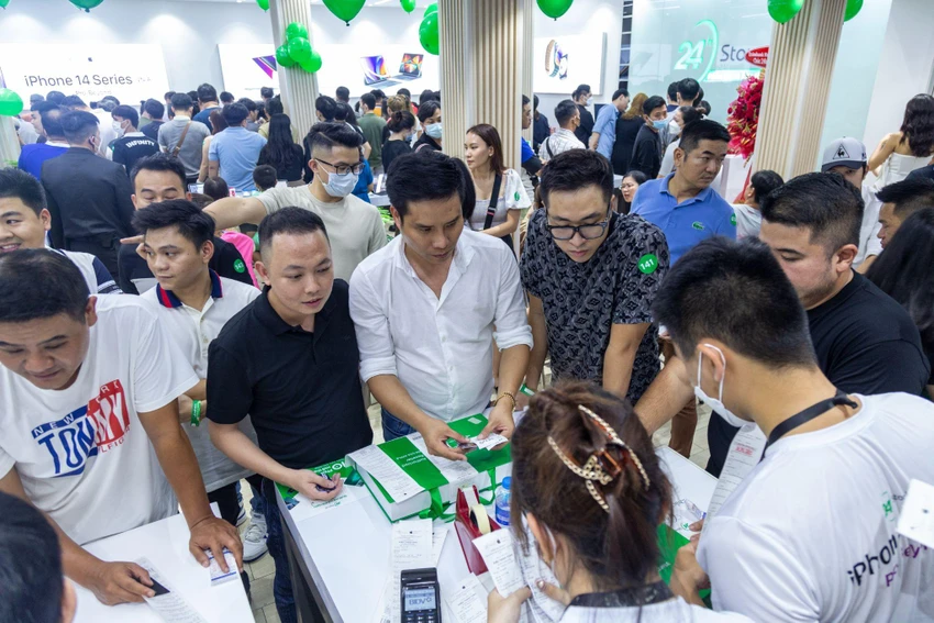 mua-sam-iphone Ngay cả trong thời kỳ iPhone 14 Pro Max cháy hàng tại Việt Nam và mức giá nhập tăng cao, 24hStore vẫn bảo đảm được chất lượng, xuất xứ hàng hóa và mức giá ưu đãi nhất cho khách.