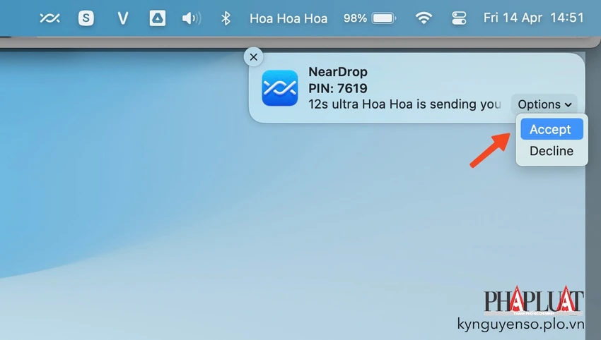 MacBook nhận dữ liệu từ điện thoại Android. Ảnh: TIỂU MINH