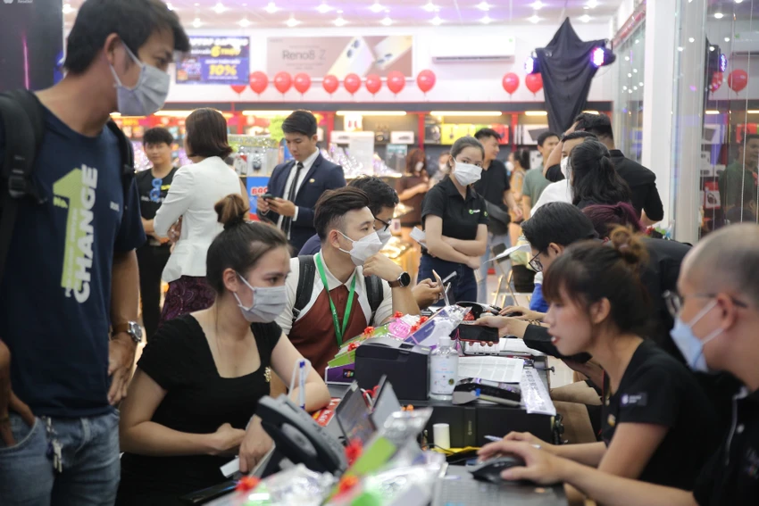 nguoi-dung-that-chat-chi-tieu-mua-sam-smartphone Người dùng thắt chặt chi tiêu mua sắm smartphone. Ảnh: TIỂU MINH