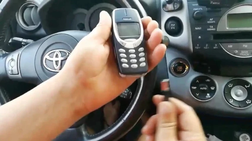 cong-cu-hack-o-to-trong-vong-15-giay Công cụ hack ô tô được giấu bên trong chiếc điện thoại Nokia. Ảnh: Motherboard