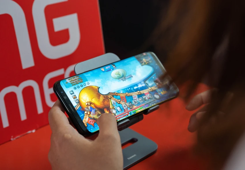 nghien-game-tren-dien-thoai Rất nhiều người trẻ bị nghiện game. Ảnh: MINH HOÀNG