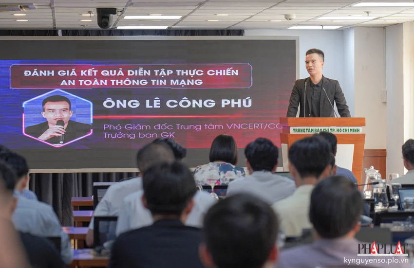 ong-le-cong-phu-pho-giam-doc-trung-tam-vncert-cc Ông Lê Công Phú, Phó giám đốc Trung tâm VNCERT/CC đánh giá và công bố kết quả diễn tập. Ảnh: TIỂU MINH