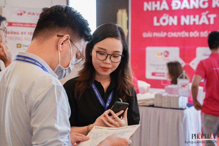 khach-tham-quan-su-kien-vnnic-internet-Conference-2023 Khách tham quan trải nghiệm các công nghệ mới tại sự kiện. Ảnh: TIỂU MINH