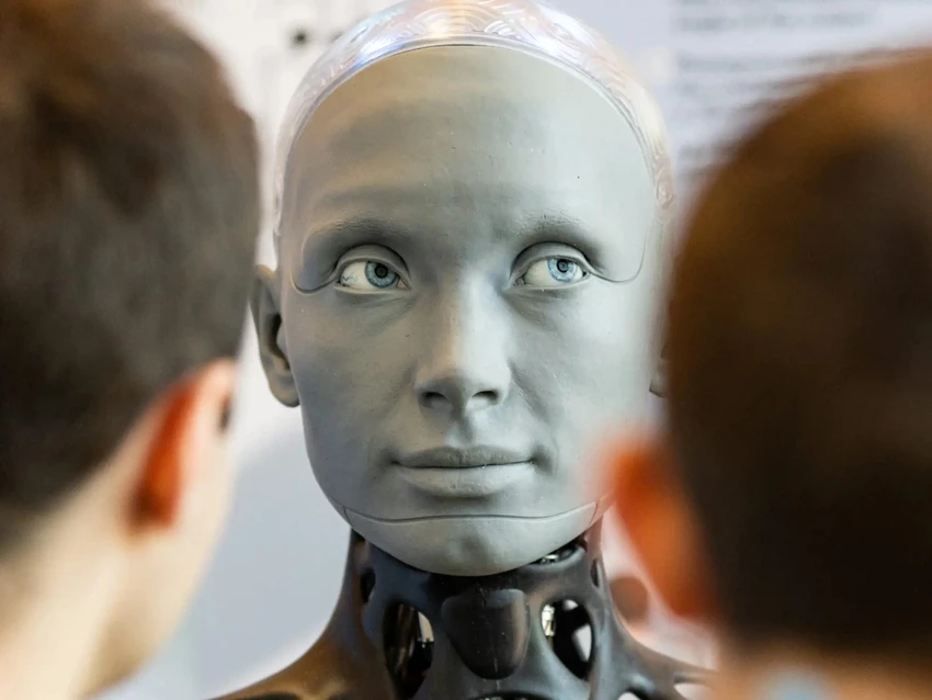 robot-hinh-nguoi-ameca Robot hình người Ameca được chụp tại Hội nghị thượng đỉnh toàn cầu về AI cho những điều tốt đẹp. Ảnh: Pierre Albouy/Reuters