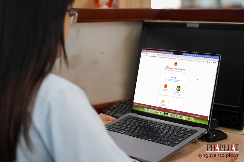 thuc-hien-thu-tuc-hanh-chinh-tren-cong-dich-vu-cong-quoc-gia Thực hiện hàng loạt các thủ tục hành chính online trên cổng Dịch vụ công quốc gia. Ảnh: TIỂU MINH