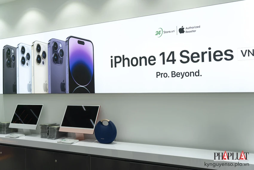 iphone-la-mot-trong-nhung-san-pham-chu-luc-tai-cac-he-thong iPhone là một trong những sản phẩm chủ lực tại nhiều hệ thống bán lẻ. Ảnh: TIỂU MINH