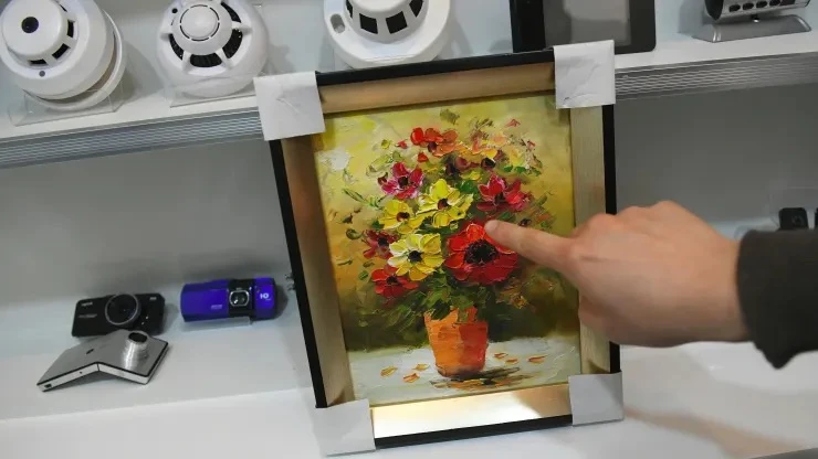 Một bức tranh được lắp camera quay lén được trưng bày tại một cửa hàng. Ảnh: Jung Yeon-je/AFP