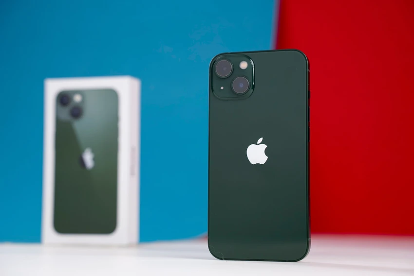 iphone-11-iphone-13-giam-gia-nhe iPhone 11, iPhone 13 cũng giảm nhẹ đầu tháng 8-2023. Ảnh: TIỂU MINH