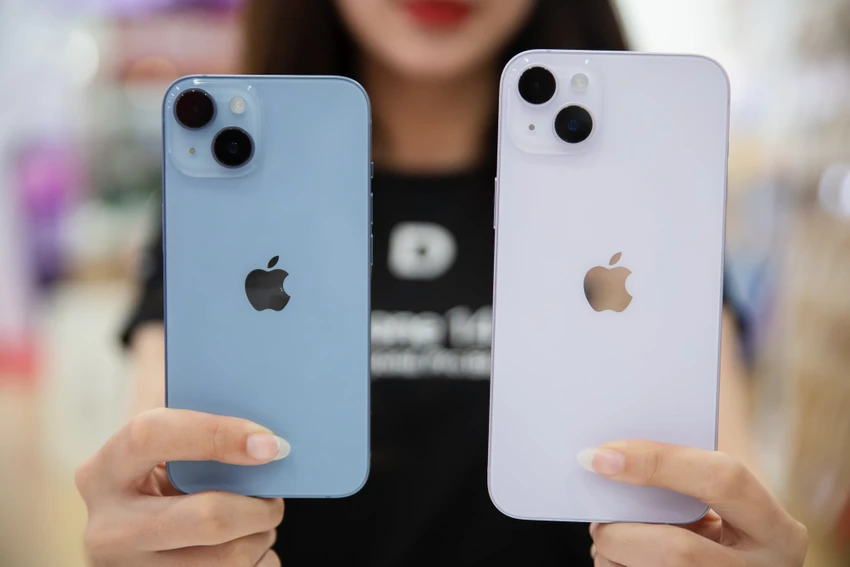 iphone-14-vs-iphone-14-plus iPhone 14 và iPhone 14 Plus tiếp tục được giảm giá. Ảnh: TIỂU MINH