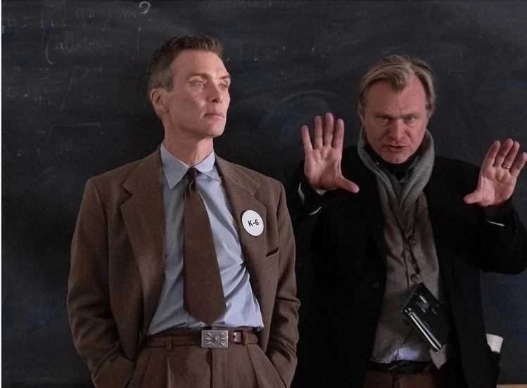 Christopher-Nolan Christopher Nolan (phải) và diễn viên Cillian Murphy trên phim trường Oppenheimer. Ảnh: Cristopher Nolan/Instagram