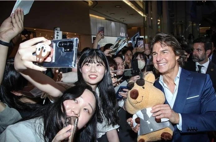 nguoi-ham-mo-chup-anh-voi-Tom-Cruise Người hâm mộ rất thích chụp ảnh với Tom Cruise. Ảnh: Tom Cruise/Instagram
