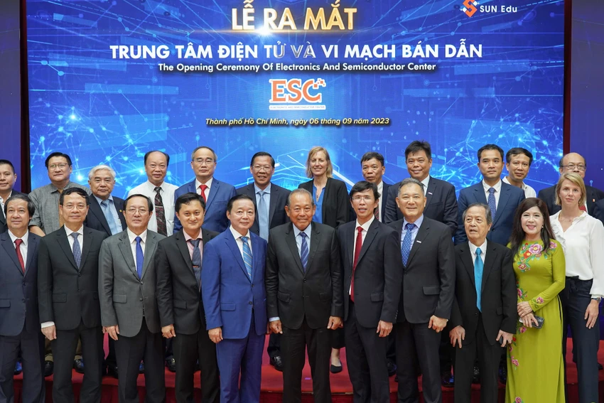 le-ra-mat-trung-tam-dien-tu-va-vi-mach-ban-dan Lễ ra mắt Trung tâm điện tử và vi mạch bán dẫn. Ảnh: MINH HOÀNG