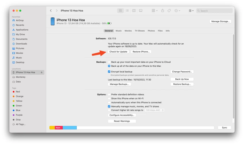 Cập nhật iOS 17 cho iPhone thông qua iTunes. Ảnh: TIỂU MINH