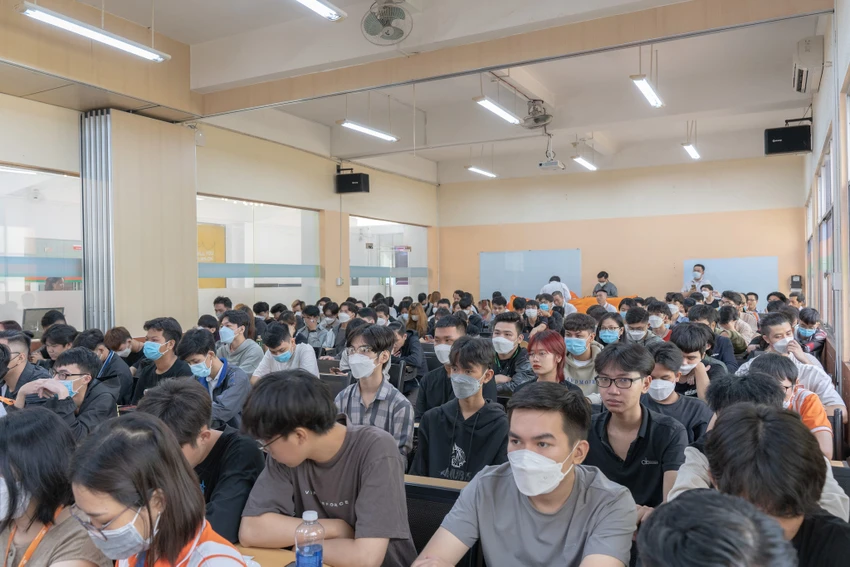 iPhone là thiết bị yêu thích của giới trẻ, đặc biệt là các bạn sinh viên. Ảnh: TIỂU MINH