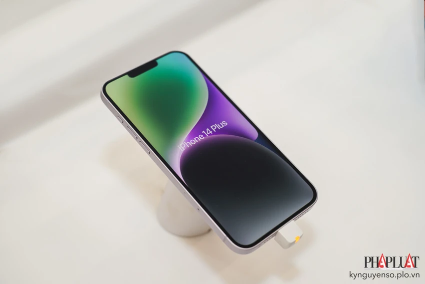 iPhone là sản phẩm đóng góp lớn vào doanh thu chính của nhiều cửa hàng. Ảnh: TIỂU MINH