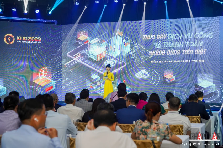 Phiên hội thảo thúc đẩy dịch vụ công và thanh toán không dùng tiền mặt. Ảnh: TIỂU MINH