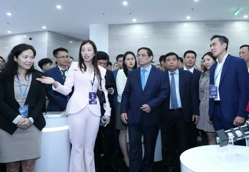 Thủ tướng Phạm Minh Chính thăm quan khu trưng bày của Phygital Labs.