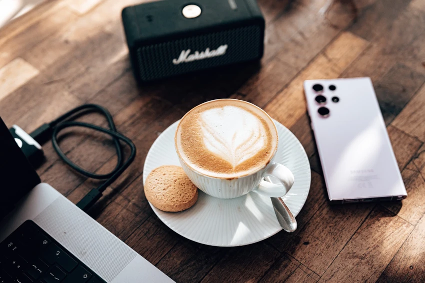 Samsung muốn tích hợp AI lên điện thoại. Ảnh: Pexels