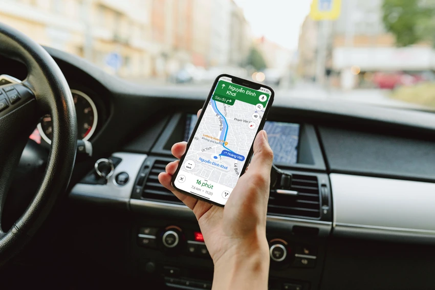 Đề xuất giới hạn tốc độ lái xe không quá 30 km/h ở những nơi có đối tượng tham gia giao thông dễ bị tổn thương. Ảnh: MINH HOÀNG/Canva