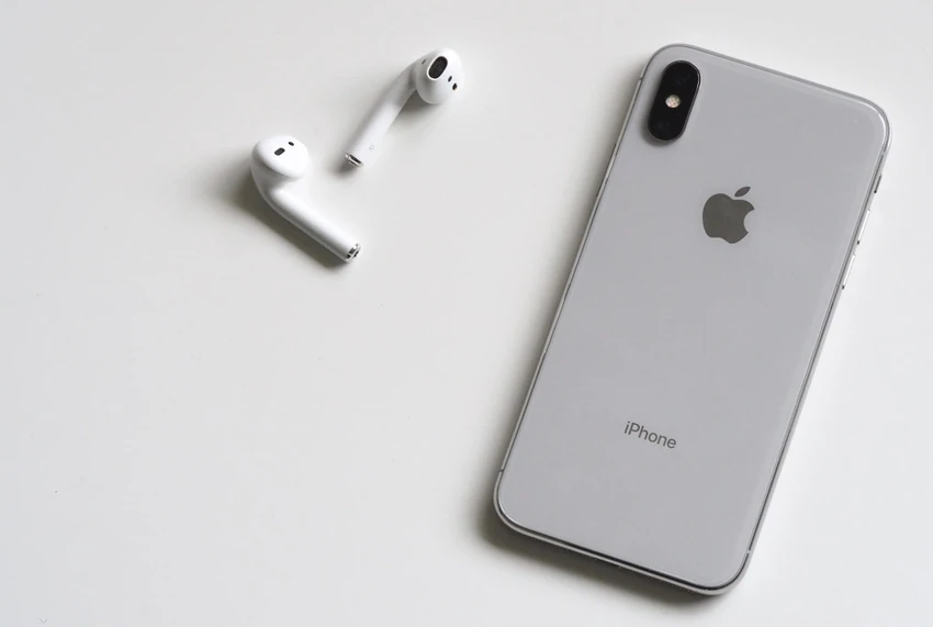 Vệ sinh tai nghe nhẹ nhàng bằng một miếng vải mềm hơi ẩm. Ảnh: Pexels