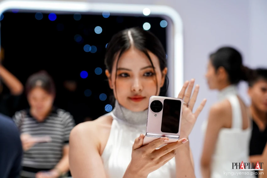 Điện thoại gập OPPO Find N3 Flip có đến 3 camera ở mặt sau. Ảnh: TIỂU MINH
