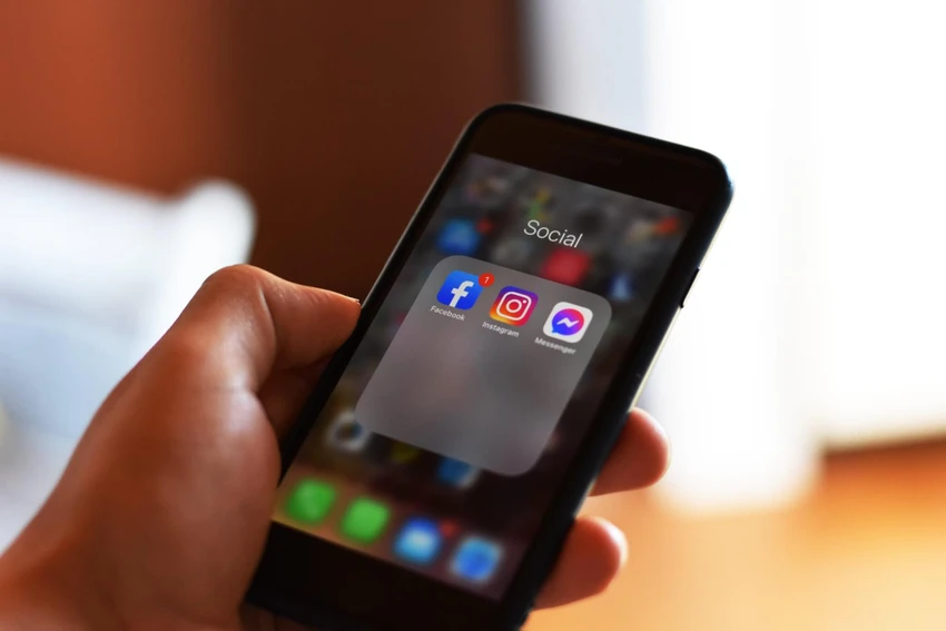 Thông báo mọi người và nêu bật trên Facebook gây phiền phức. Ảnh: Pexels