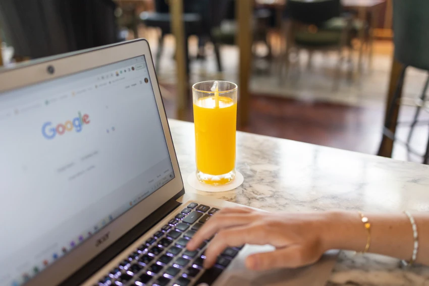 Đăng nhập để không bị xóa tài khoản Google. Ảnh: Pexels