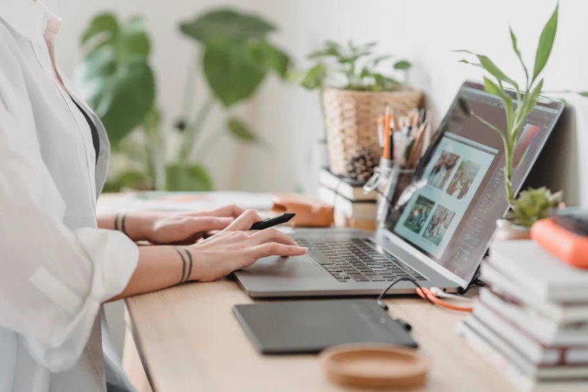 Ngồi nhiều làm việc làm tăng nguy cơ mất trí nhớ. Ảnh: Pexels