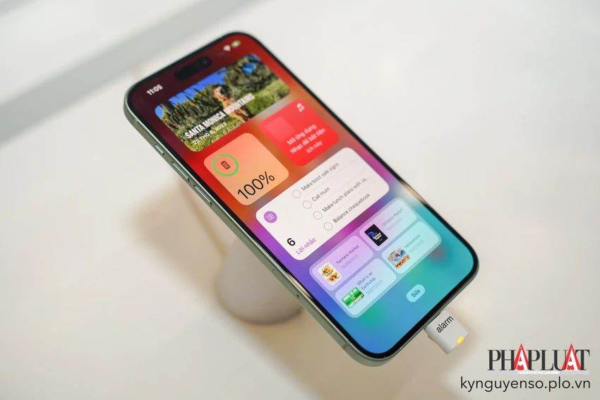 iPhone và Samsung chiếm hơn 2/3 thị trường smartphone tại Việt Nam. Ảnh: TIỂU MINH