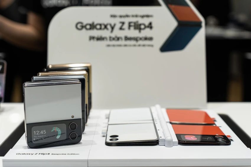 Samsung Galaxy Z Flip 4 không có nhiều thay đổi về thiết kế nhưng nâng cấp mạnh cấu hình, tính năng. Ảnh: TIỂU MINH