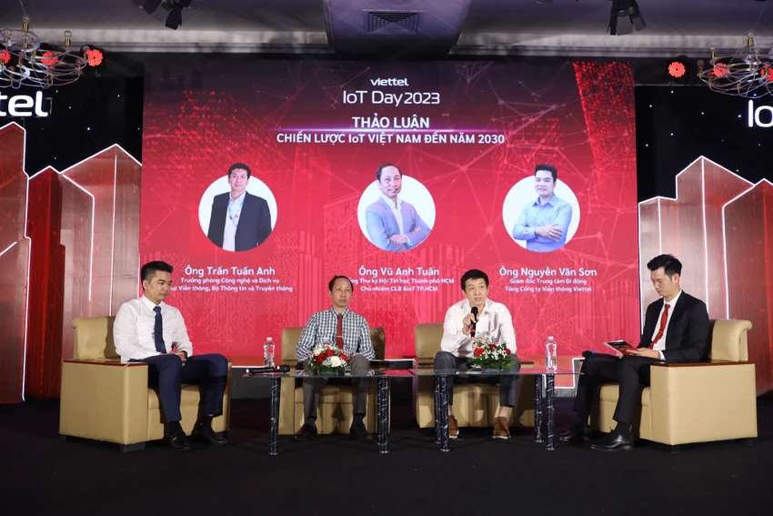 Các chuyên gia trong lĩnh vực IoT trong phiên tọa đàm tại sự kiện Viettel IoT Day 2023.
