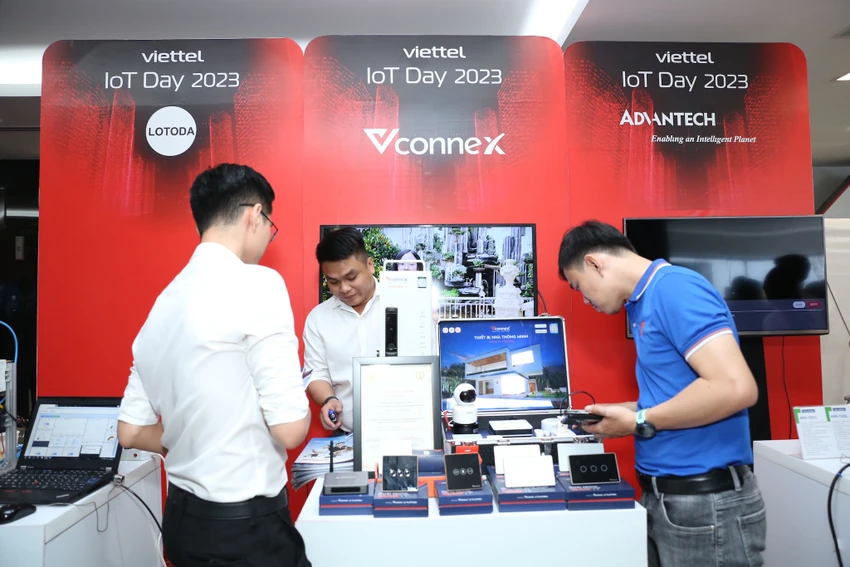 Khách tham dự chương trình đang trải nghiệm tại các gian hàng giải pháp IoT của các đơn vị tại Viettel IoT Day 2023.