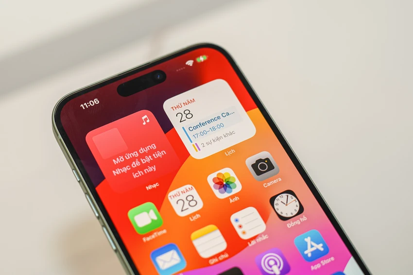iPhone 15 thừa hưởng màn hình Dynamic Island. Ảnh: TIỂU MINH