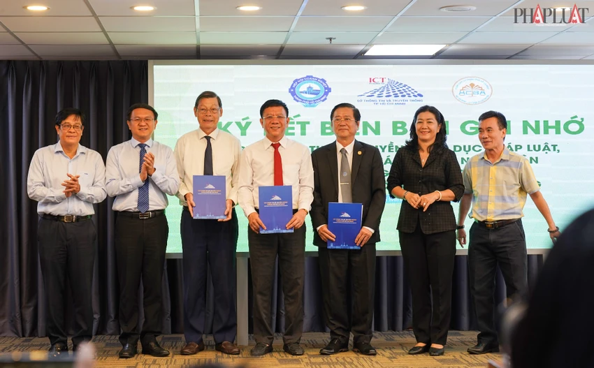 Sở TT&TT TP.HCM, Đoàn Luật sư Thành phố và Hiệp Hội Doanh nghiệp Thành phố ký kết Biên bản ghi nhớ. Ảnh: TIỂU MINH