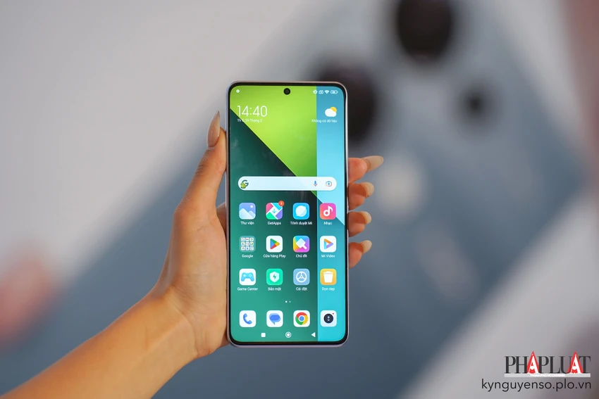 Redmi Note 13 Pro có màn hình lớn, hiển thị hình ảnh rõ nét. Ảnh: TIỂU MINH