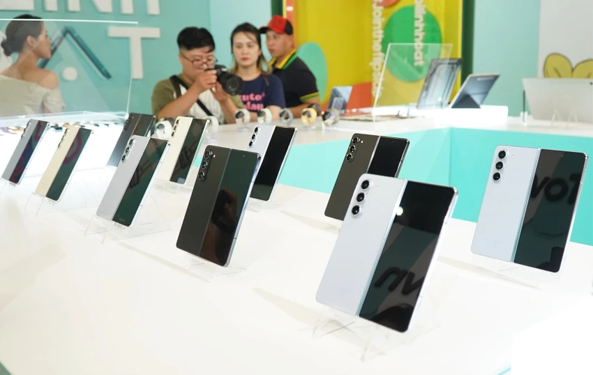 Samsung Galaxy Z Fold5 có các tính năng mà Galaxy S24 Ultra không có. Ảnh: TIỂU MINH