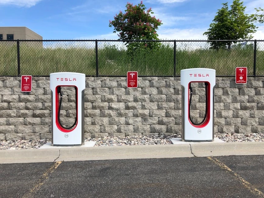 Các trạm sạc xe điện Tesla cung cấp WiFi cho khách kết nối. Ảnh: Pexels