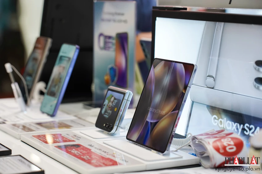 Samsung Galaxy Z Fold5 là mẫu điện thoại gập cao cấp nhất trên thị trường. Ảnh: TIỂU MINH