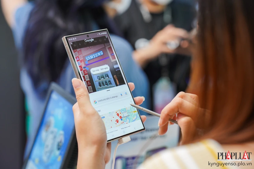 Điện thoại Samsung Galaxy S24 Ultra được trang bị bút S Pen. Ảnh: TIỂU MINH