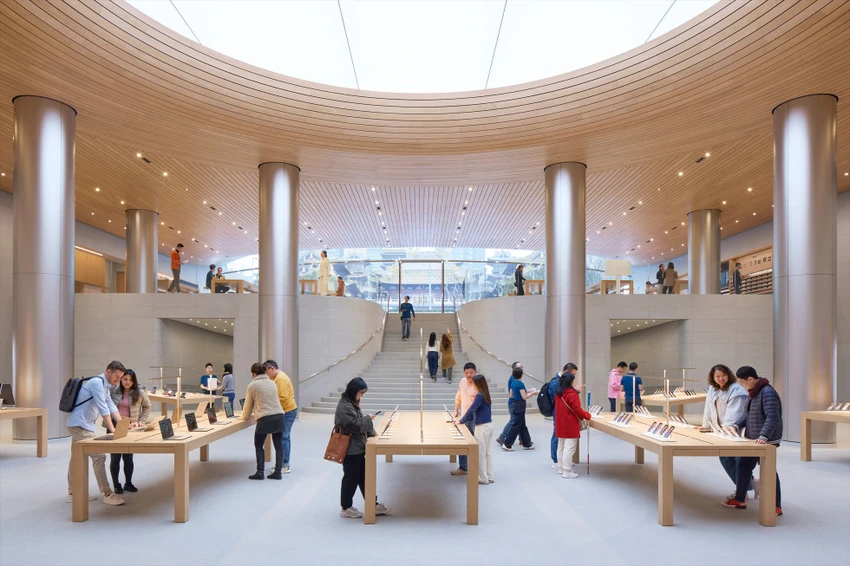 Tim Cook đến Trung Quốc để khai trương cửa hàng, đồng thời nhằm mục tiêu cải thiện doanh số bán iPhone. Ảnh: Apple