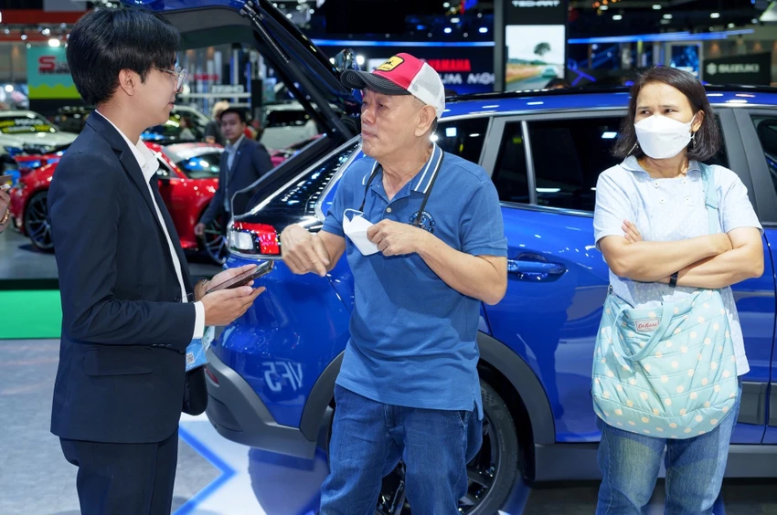 Vợ chồng ông Tira cho rằng mẫu xe điện VinFast VF 3 rất phù hợp với con trai của mình.