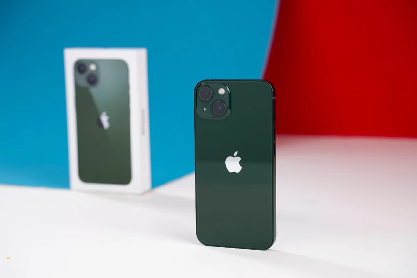 iPhone 13 vẫn là chiếc điện thoại được người tiêu dùng Việt Nam ưa chuộng bởi giá phù hợp và hiệu suất tốt.