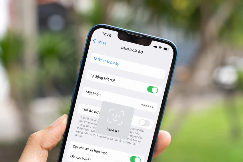 Cách xem lại mật khẩu WiFi trên iPhone. Ảnh: MINH HOÀNG
